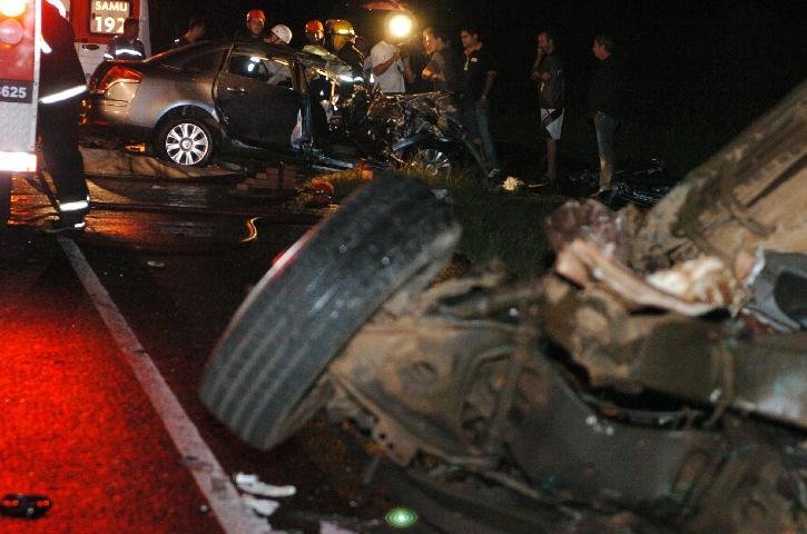 Pol&iacute;cia busca testemunhas para esclarecer acidente com cinco mortos, ter&ccedil;a-feira, em Canoas