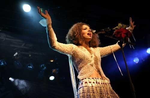 Vanessa da Mata se apresenta hoje na Capital