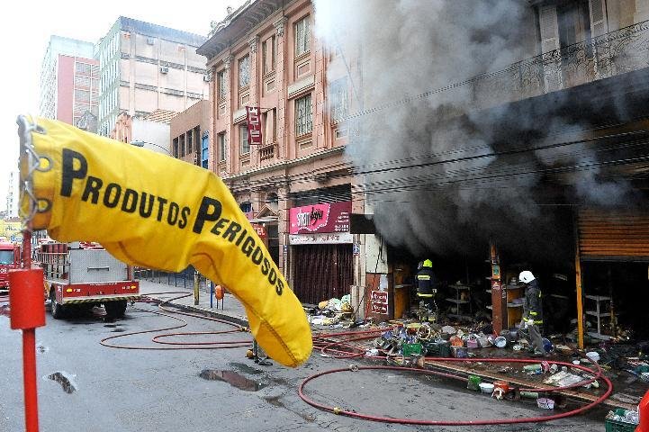 Im&oacute;veis pr&oacute;ximos foram evacuados