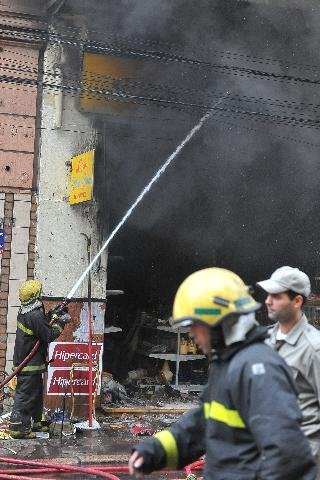 Curto-circuito pode ter provocado inc&ecirc;ndio em loja no Centro
