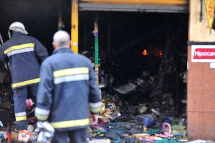 Equipes tiveram dificuldade em controlar o fogo