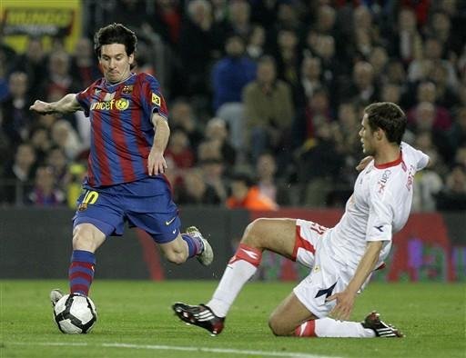Messi diz estar muito abaixo do n&iacute;vel de Maradona