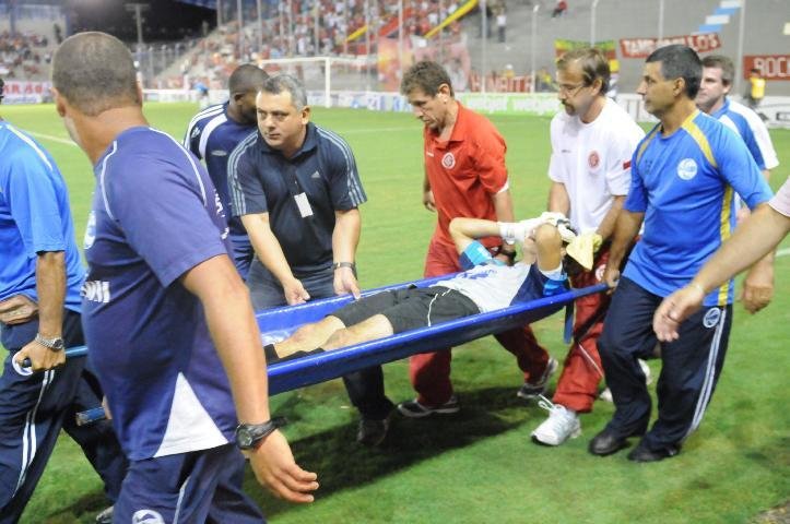 Chorando, Rafael teve de sair de maca na partida com o Inter