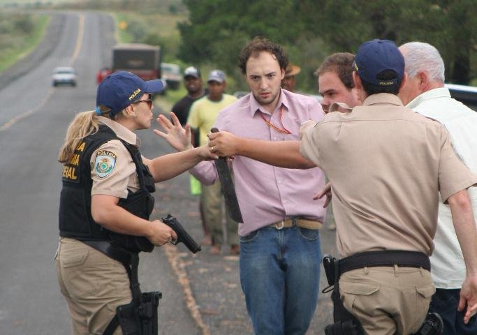 Armado com fac&atilde;o, homem tenta brigar na BR-292. Policial precisou mostrar a pistola para acalmar &acirc;nimos