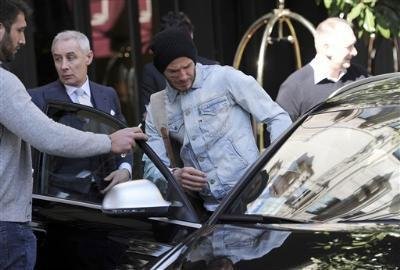 Beckham volta aos Estados Unidos ap&oacute;s cirurgia