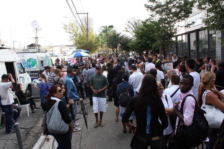 Multid&atilde;o se aglomera em frente ao f&oacute;rum em dia decisivo do julgamento