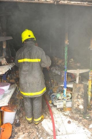 Bombeiros fazem novo resfriamento no pr&eacute;dio que pegou fogo no Centro