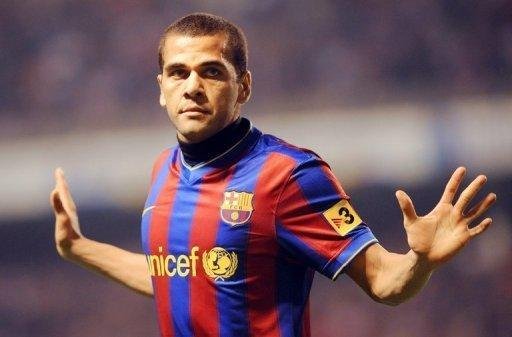 Daniel Alves defende Messi 