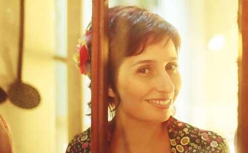 Simone Rasslan comanda o espet&aacute;culo, com muita m&uacute;sica