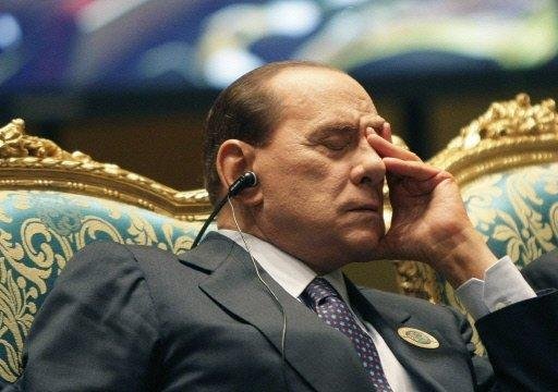 Uma carta com amea&ccedil;as acompanhada de uma bala e dirigida ao chefe de governo italiano, Silvio Berlusconi, foi interceptada neste s&aacute;bado em um sub&uacute;rbio de Mil&atilde;o, norte da It&aacute;lia