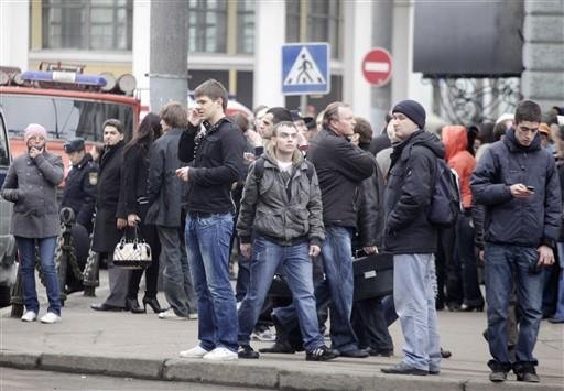 Depois da evacua&ccedil;&atilde;o das esta&ccedil;&otilde;es, pessoas aguardavam transporte p&uacute;blico em Moscou