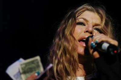 Parceria entre Slash e Fergie j&aacute; est&aacute; na internet