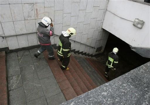 Trabalhadores russos entram em uma passagem subterr&acirc;nea de pedestres para chegar &agrave; esta&ccedil;&atilde;o de metro perto da Lubyanka Securtiy Federal Servi&ccedil;os