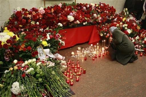Flores e vela est&atilde;o sendo colocadas na esta&ccedil;&atilde;o Lubyanka