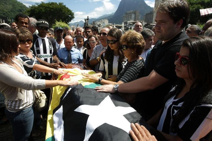 Corpo de Armando Nogueira &eacute; enterrado no Rio de Janeiro