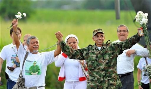 Ref&eacute;m das Farc encontra-se com a fam&iacute;lia ap&oacute;s 12 anos 