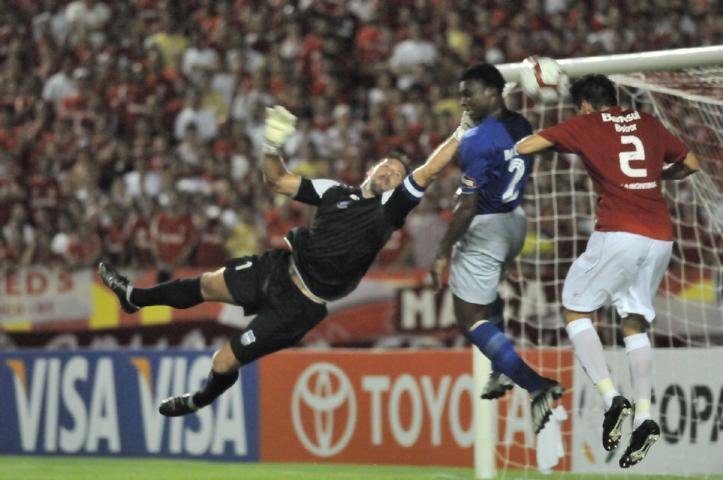 Jogada a&eacute;rea &eacute; aposta do Inter contra o Cerro