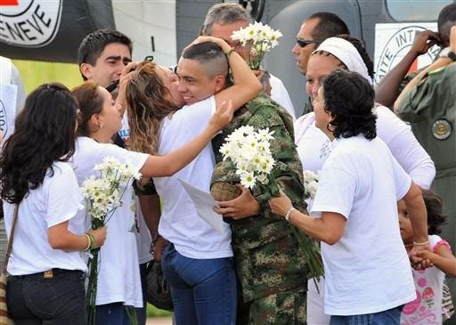 Sargento colombiano &eacute; cercado por familiares 
