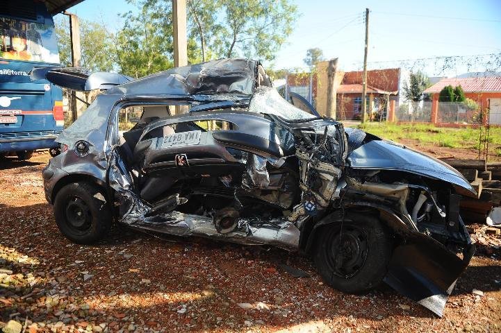 Peugeot com placas de Dois Irm&atilde;os colidiu com a van