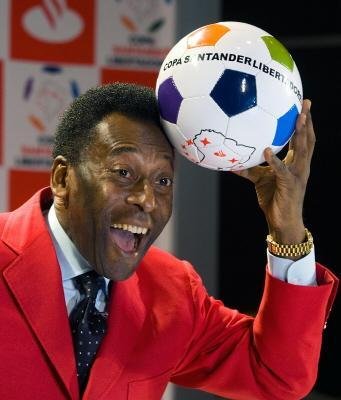 Maradona n&atilde;o estava pronto para ser t&eacute;cnico, diz Pel&eacute;