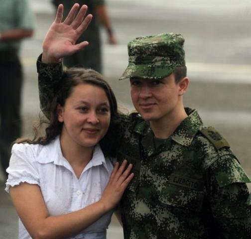 Os Estados Unidos comemoraram a liberta&ccedil;&atilde;o de ref&eacute;ns sequestrados pelas Farc e pediram que o grupo guerrilheiro liberte todos os demais