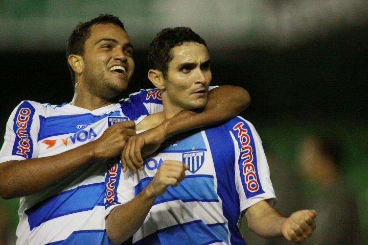 Caio (D) marcou o gol da classifica&ccedil;&atilde;o do Ava&iacute; na Copa do Brasil