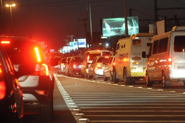 Tr&acirc;nsito &eacute; lento nas sa&iacute;das da Capital 