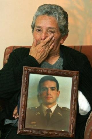 Colombiana recebe restos mortais de filho morto no cativeiro das Farc