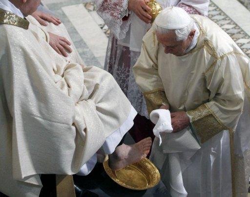 Bento XVI lava p&eacute;s em sinal de humildade durante missa