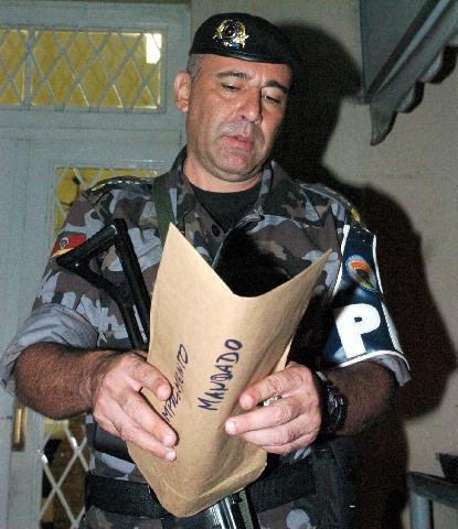 Major da Brigada apresenta o mandado de pris&atilde;o para Mello
