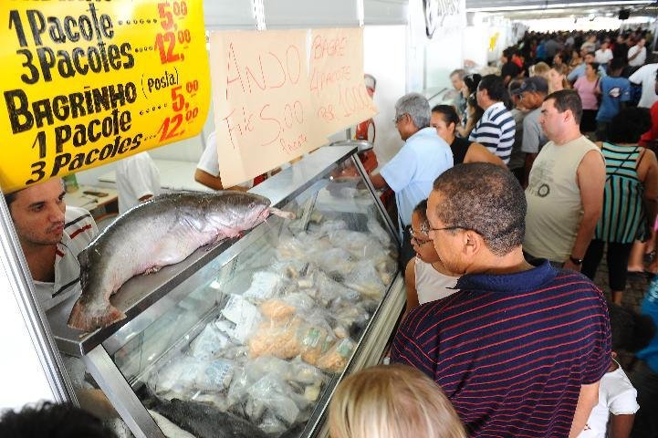 P&uacute;blico aproveitou para comprar peixe fresco
