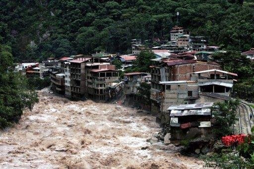 Enxurrada mata 12 e deixa centenas de desaparecidos no Peru