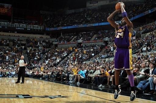 Kobe Bryant renova com o Lakers por mais tr&ecirc;s anos