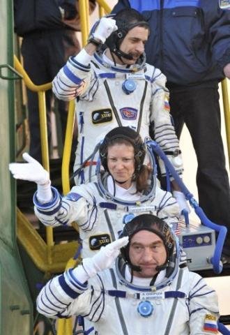 Cosmonautas e astronauta rumaram &agrave; Esta&ccedil;&atilde;o Espacial Internacional