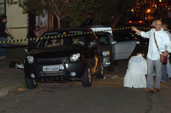 Inqu&eacute;rito policial teria ignorado suspeito na cena do crime 