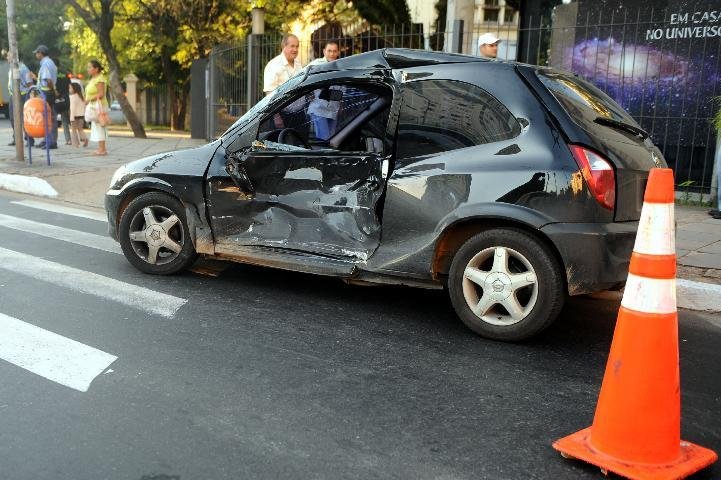 &Ocirc;nibus colide contra carro na Oswaldo Aranha 
