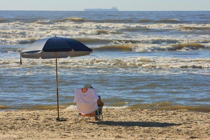 Feriad&atilde;o de P&aacute;scoa leva banhistas ao Litoral