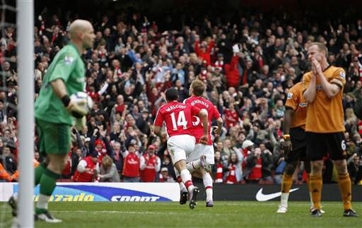 Arsenal derrota Wolves e encosta no Manchester United