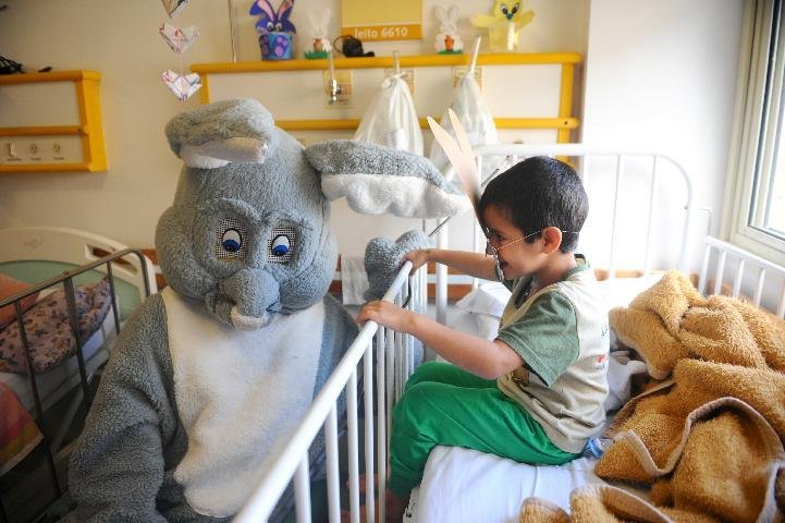 Coelho da P&aacute;scoa visita crian&ccedil;as na Santa Casa