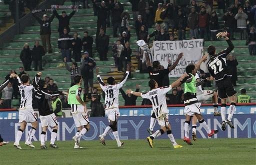 Time da Udinese comemora ap&oacute;s golear a Juventus