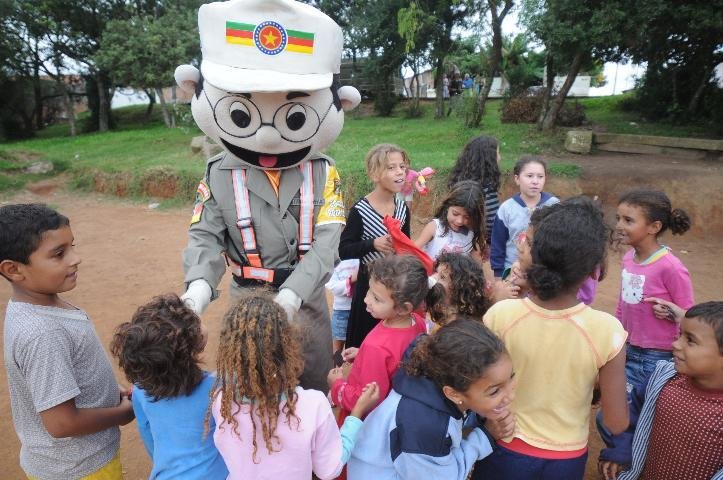 Crian&ccedil;as da Santa Paula, na Lomba do Pinheiro, estavam ansiosas pelos presentes