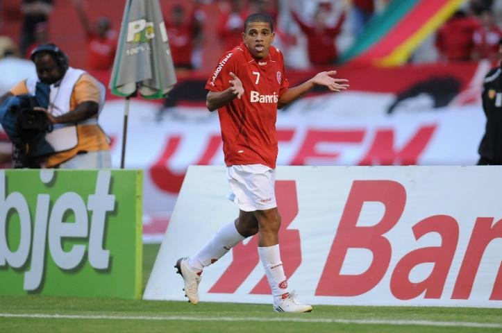 Taison fez o terceiro e o quarto do Inter