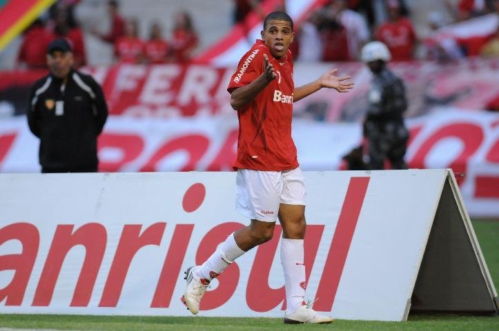 Taison comemora gol contra o Universidade