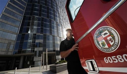 Bombeiros resgataram pessoas presas nos elevadores em Los Angeles