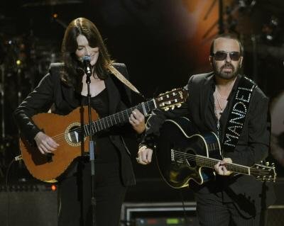 Bruni canta em 2009, em concerto para Mandela