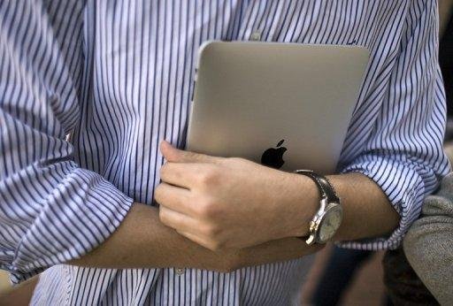 V&iacute;deo mostra jovens destruindo iPads