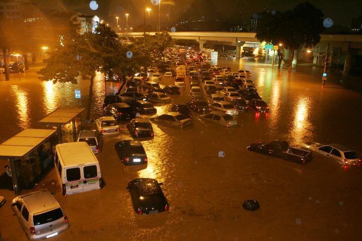 Chuva no Rio de Janeiro j&aacute; faz 13 v&iacute;timas