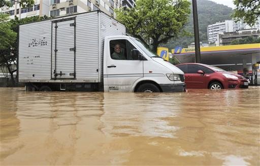 Volume j&aacute; supera 300 mil&iacute;metros em parte da cidade, segundo a Metsul
