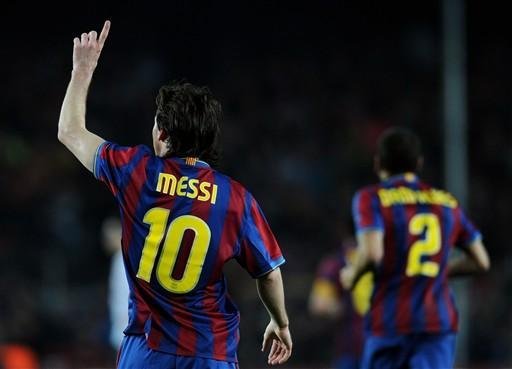Messi ganha a bola do jogo contra o Arsenal