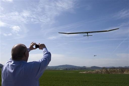 Solar Impulse faz primeiro voo com energia solar